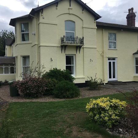 Winston Manor Guesthouse Rooms Churchill  ภายนอก รูปภาพ