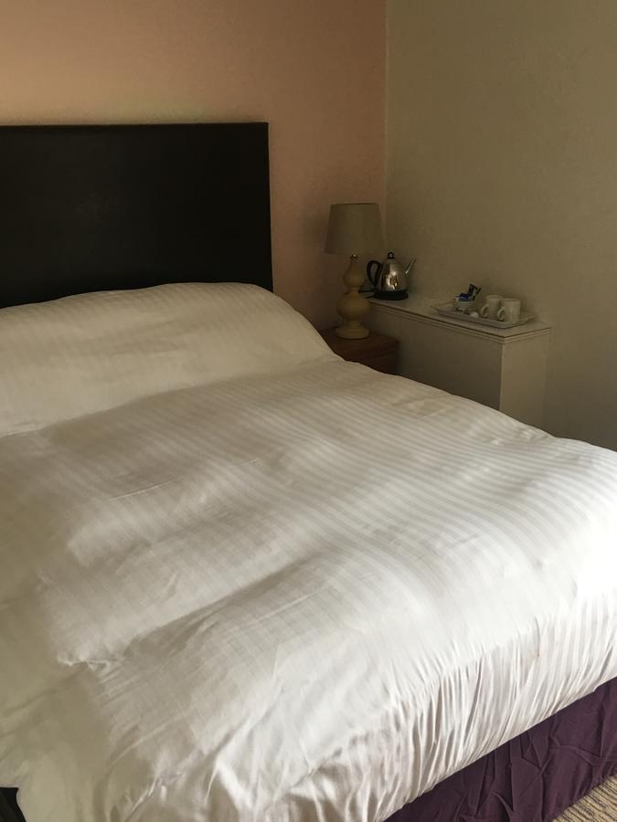 Winston Manor Guesthouse Rooms Churchill  ภายนอก รูปภาพ
