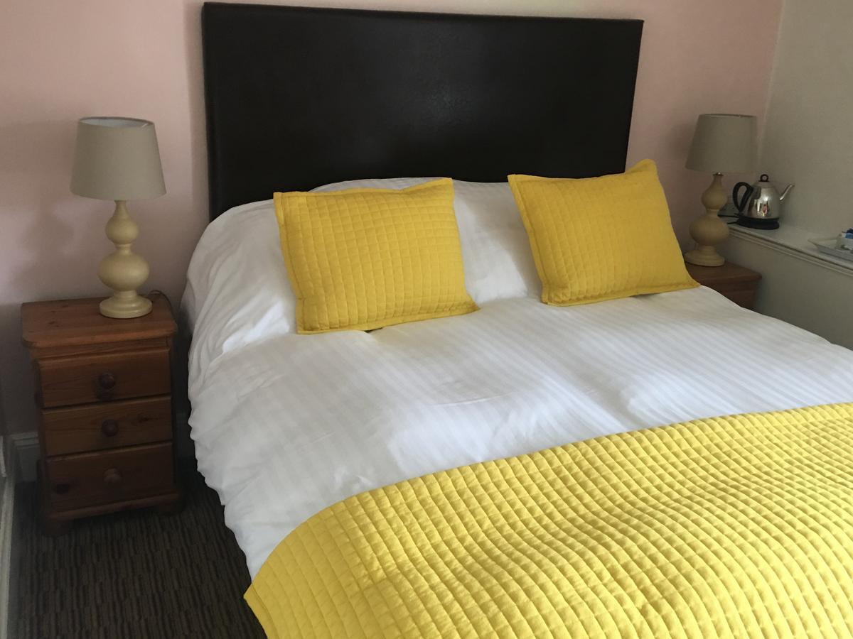 Winston Manor Guesthouse Rooms Churchill  ภายนอก รูปภาพ