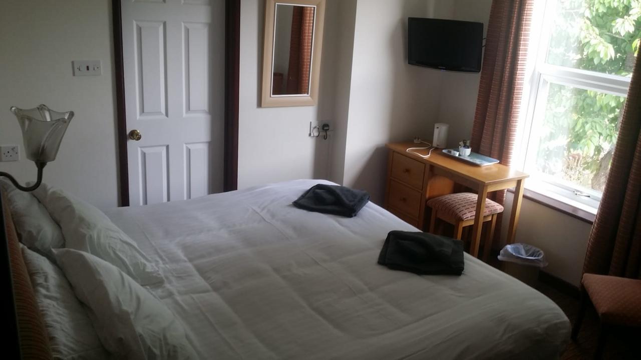 Winston Manor Guesthouse Rooms Churchill  ภายนอก รูปภาพ