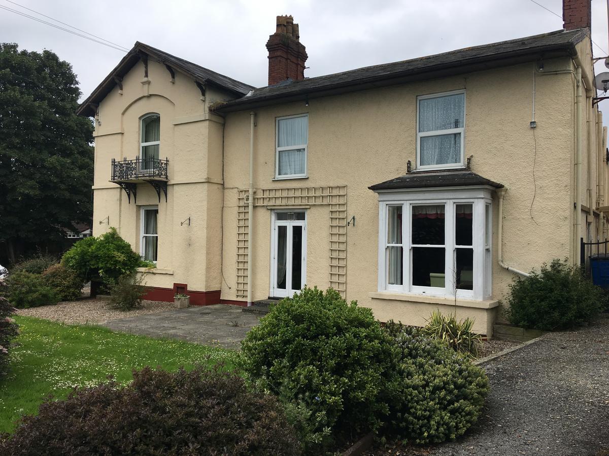 Winston Manor Guesthouse Rooms Churchill  ภายนอก รูปภาพ