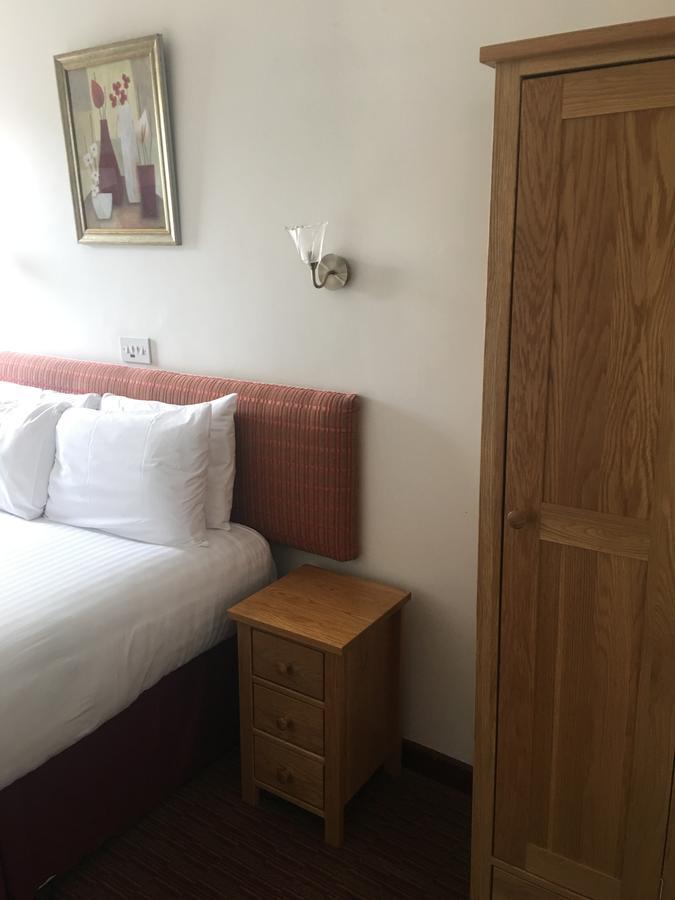 Winston Manor Guesthouse Rooms Churchill  ภายนอก รูปภาพ