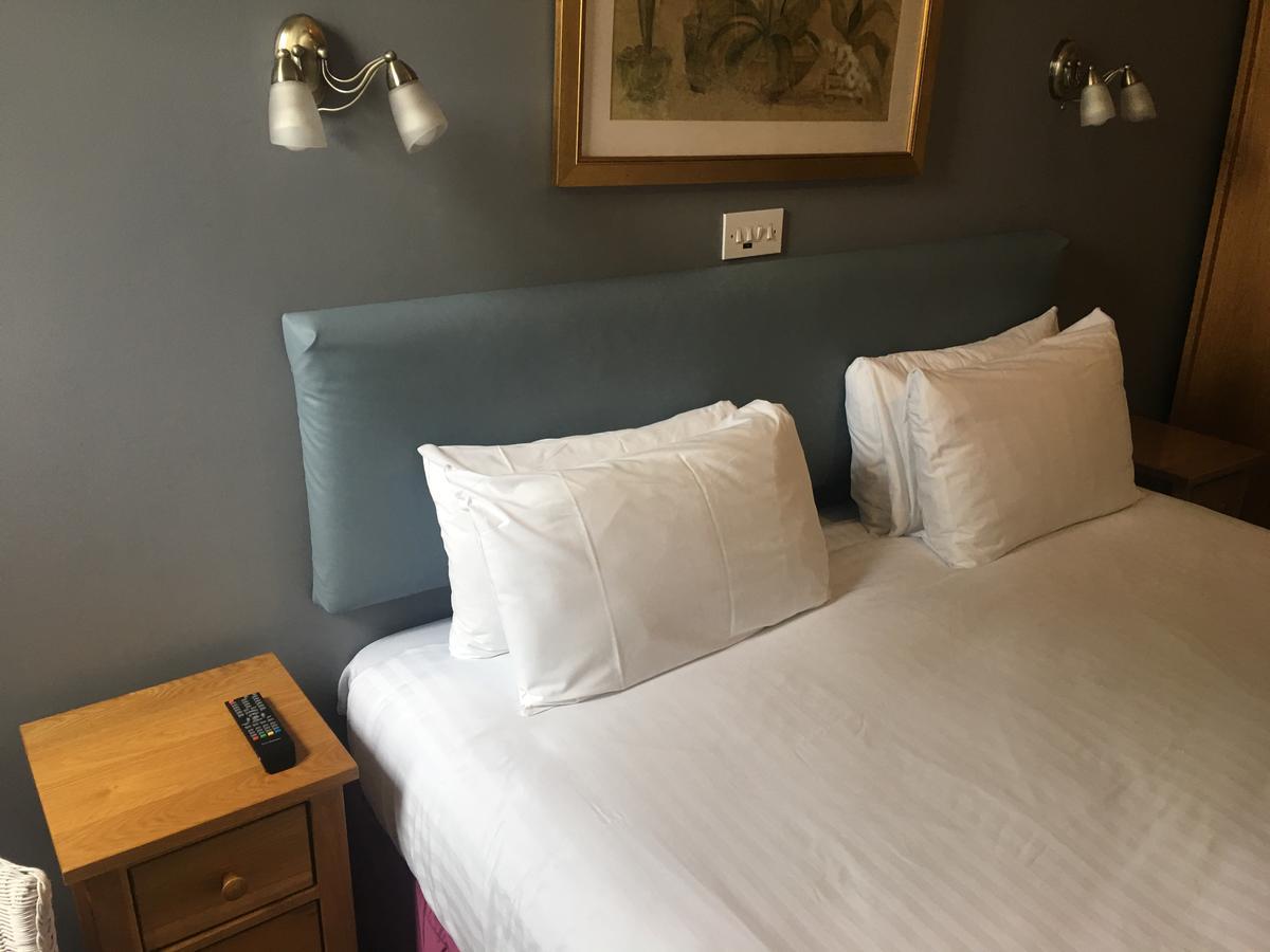 Winston Manor Guesthouse Rooms Churchill  ภายนอก รูปภาพ