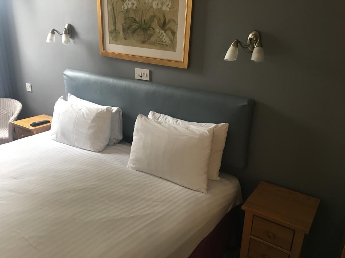 Winston Manor Guesthouse Rooms Churchill  ภายนอก รูปภาพ