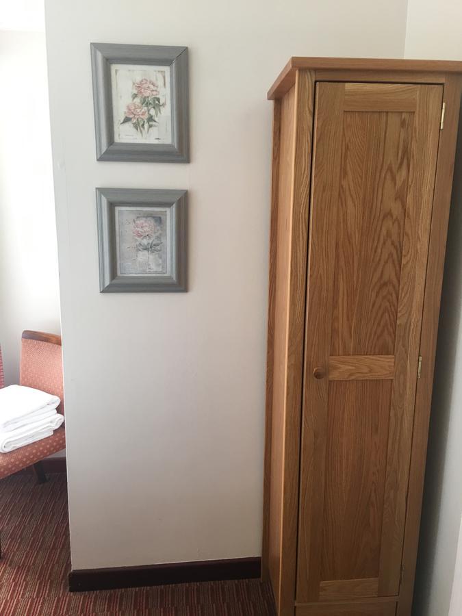 Winston Manor Guesthouse Rooms Churchill  ภายนอก รูปภาพ