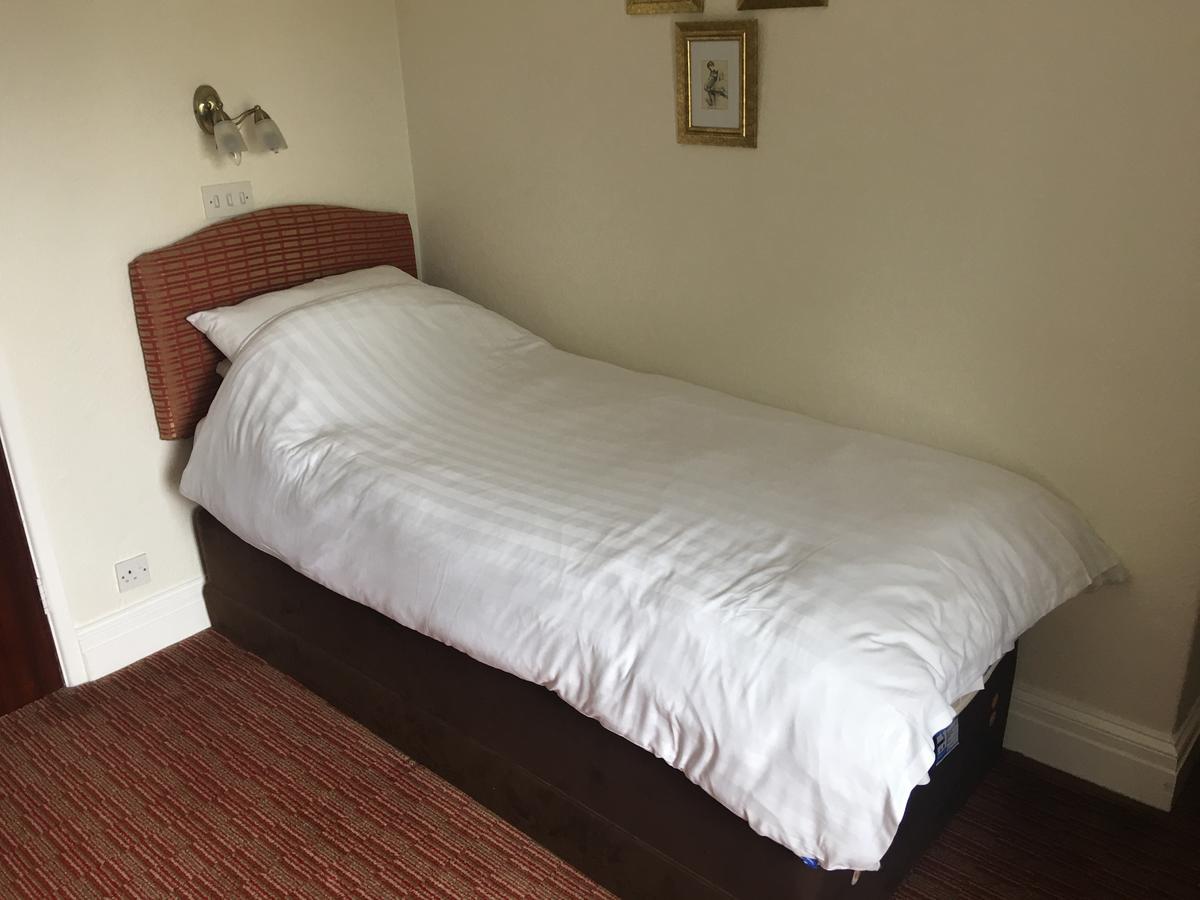 Winston Manor Guesthouse Rooms Churchill  ภายนอก รูปภาพ