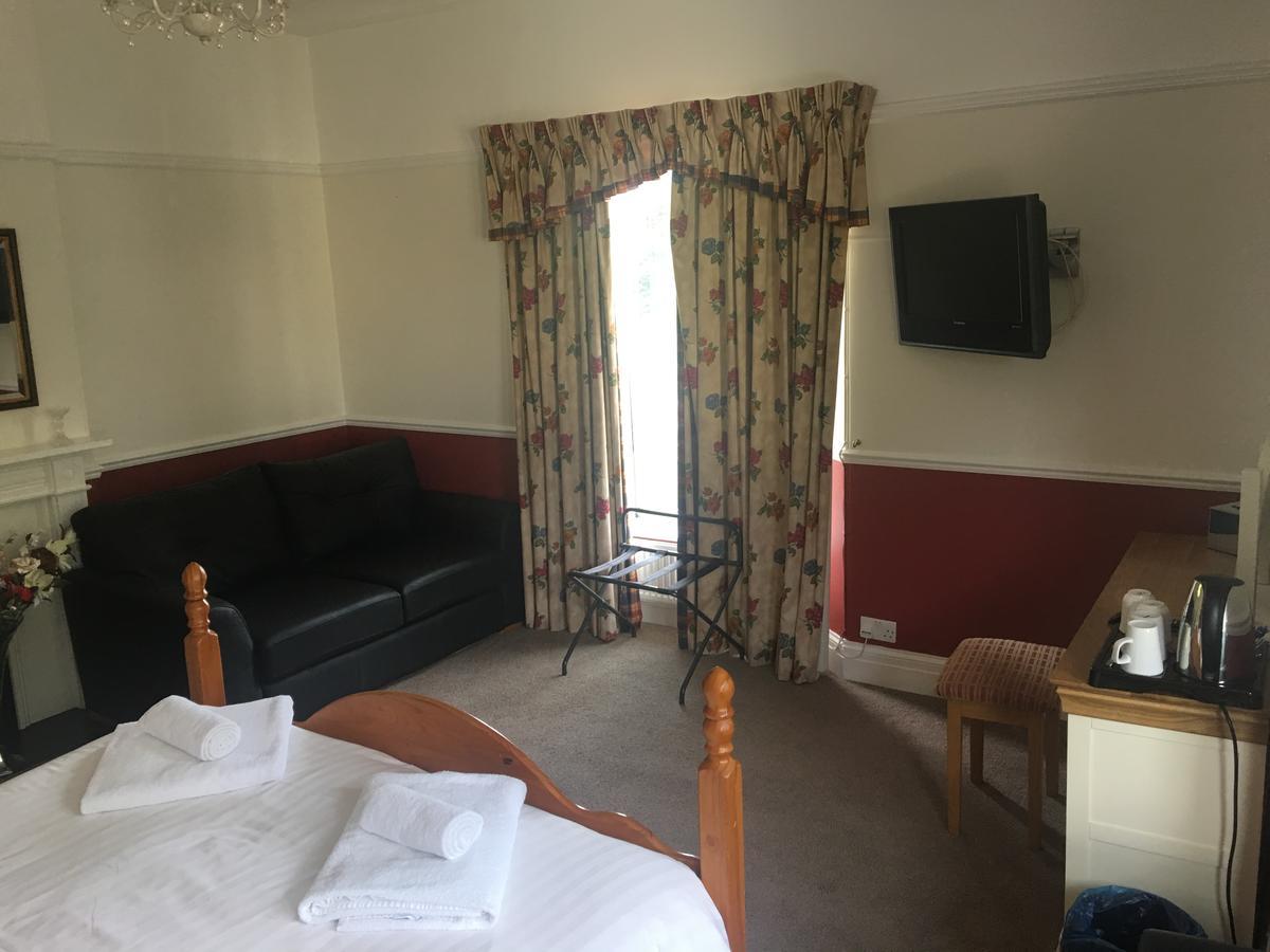 Winston Manor Guesthouse Rooms Churchill  ภายนอก รูปภาพ