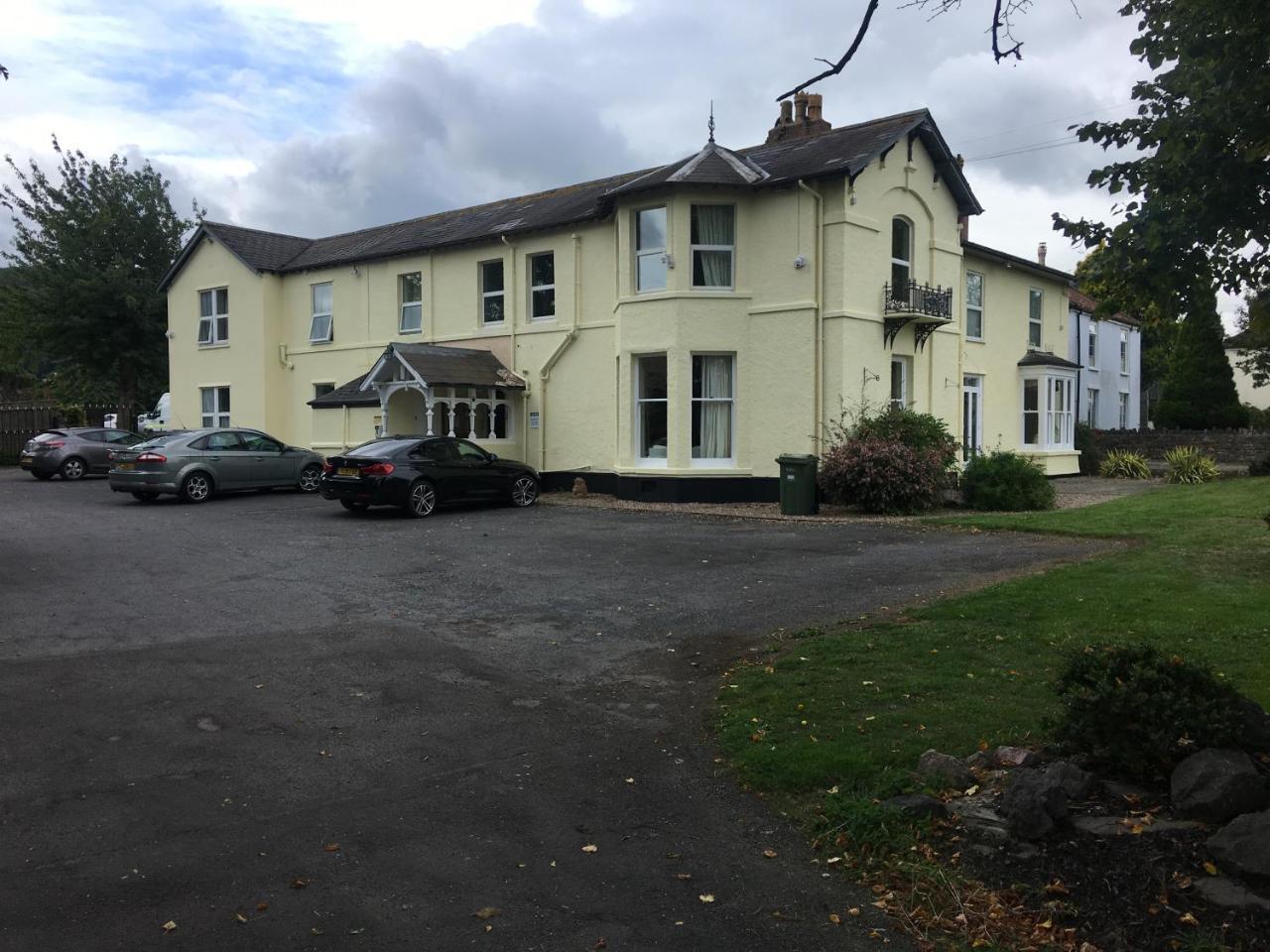 Winston Manor Guesthouse Rooms Churchill  ภายนอก รูปภาพ